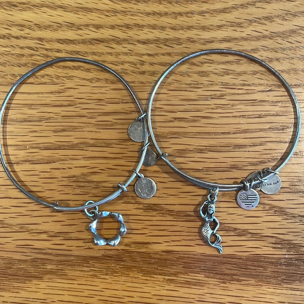 Bangle bracelet